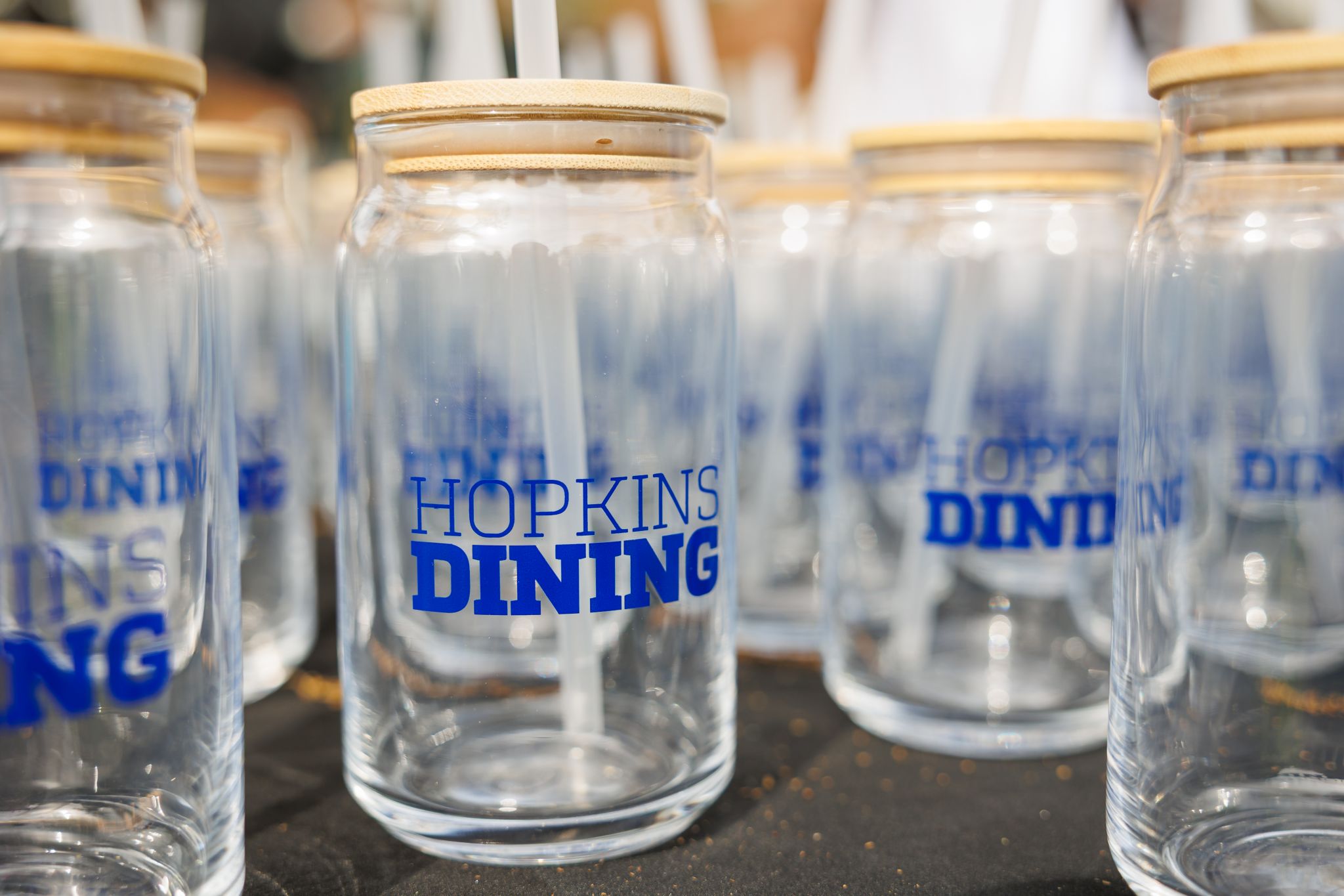 Hopkins Dining Glass cups with lids and straws